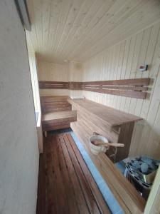 una pequeña sauna con suelo de madera y bañera en City panzió, en Balatonlelle