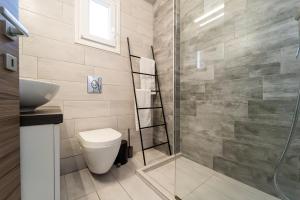 イラクリトサにあるAegean Twin Housesのバスルーム(トイレ、ガラス張りのシャワー付)