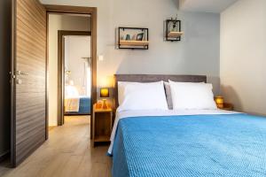 イラクリトサにあるAegean Twin Housesのベッドルーム1室(大型ベッド1台、青い毛布付)