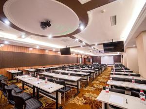 a large room with rows of tables and chairs at Vienna Hotel Hebei Qinhuangdao Hebei Street Taiyangcheng in Qinhuangdao