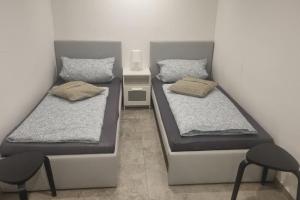 two beds sitting next to each other in a room at Private Apartment in Ronnenberg