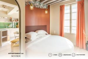 um quarto com uma cama grande e um espelho em Beauquartier - Sentier em Paris