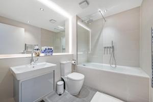 y baño con aseo, lavabo y ducha. en Farringdon Serviced Apartments en Londres
