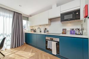 a kitchen with a blue and white counter top at Farringdon Serviced Apartments in London