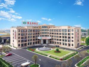 Nantang的住宿－Vienna Hotel Zhejiang Quzhou Jianglang Mountain Scenic Area Xiakou，大型酒店前面设有停车场