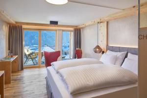 Hotel Tirol Fiss 4Sterne Superior客房内的一张或多张床位