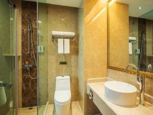 e bagno con servizi igienici, lavandino e doccia. di Vienna Hotel Qinghai Xining Deling Halu City East Wanda Plaza a Xining