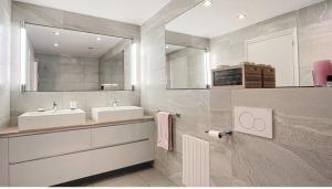 a bathroom with two sinks and a large mirror at Chambre d'hôte - hypercentre in Annemasse