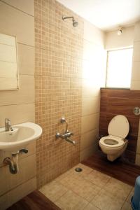 La salle de bains est pourvue de toilettes et d'un lavabo. dans l'établissement HOTEL SAI SURYA, à Shirdi