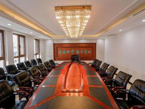 ein großer Konferenzraum mit einem langen Tisch und Stühlen in der Unterkunft Vienna Hotel Heilongjiang Qiqihar South Road in Qiqihar