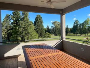 una cama en el porche en Casa Quinta Moderna - Country Golf en Gualeguaychú