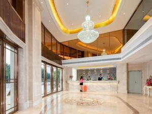 Lobbyen eller receptionen på Vienna Hotel Guangxi Tiandong Times Plaza
