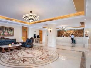duży salon z żyrandolem w obiekcie Vienna Hotel Shanxi Datong High-Speed Railway Station Wanda Plaza w mieście Shaling