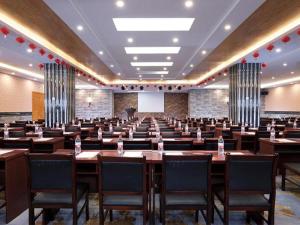 duży pokój ze stołami i krzesłami w obiekcie Vienna Hotel Shanxi Datong High-Speed Railway Station Wanda Plaza w mieście Shaling