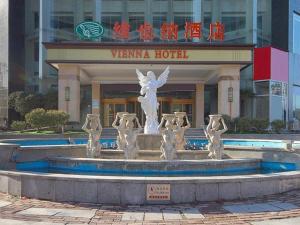 une fontaine devant un bâtiment dans l'établissement Vienna Hotel Shandong Zaozhuang Qingtan Road, à Zhaozhuang