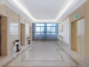 合肥市にあるVienna Hotel Hefei Railway Station Yuanyi Times Plazaの白い大敷物を敷いた廊下