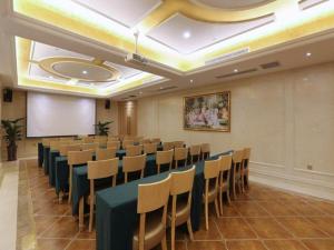een vergaderzaal met een tafel en stoelen. bij Vienna Hotel Chongqing Jiefangbei Hongyadong in Chongqing