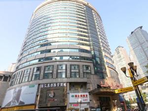een hoog gebouw midden in een stad bij Vienna Hotel Chongqing Jiefangbei Hongyadong in Chongqing