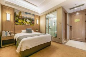 1 dormitorio con 1 cama grande y una pintura en la pared en Vienna Hotel Chongqing Jiefangbei Hongyadong en Chongqing