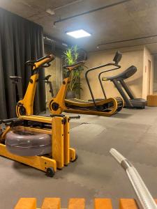 un gimnasio con 2 bicicletas estáticas en una habitación en Clarion Collection Hotel Tollboden, en Drammen