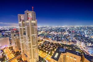 vista su un alto edificio in città di Lien Nishi Shinjuku a Tokyo