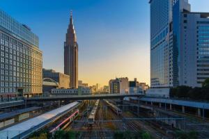 une ligne d'horizon avec une gare et des bâtiments dans l'établissement Lien Nishi Shinjuku, à Tokyo