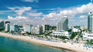Blick auf den Strand vor einer Stadt in der Unterkunft SuitesRUs At W Hotel Fort Lauderdale in Fort Lauderdale