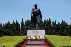 Una statua di un uomo in piedi in un parco di LIA Hotel Meilin Branch a Shenzhen