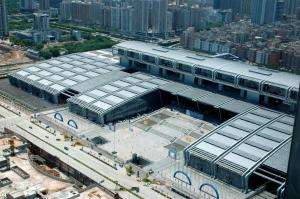una vista aerea di un grande edificio in una città di LIA Hotel Meilin Branch a Shenzhen
