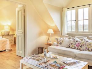 1 Bed in Horsham 86961 في Rudgwick: غرفة معيشة مع أريكة وطاولة