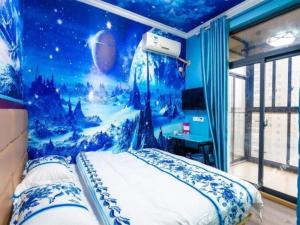 a bedroom with a blue wall with an astronomy mural at JTOUR Inn Wuhan Optics Valley Plaza Pedestrian Street Metro Station in Liufangling