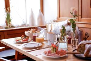 una mesa con platos de comida encima en Romantik Hotel Hirschen, en Parsberg