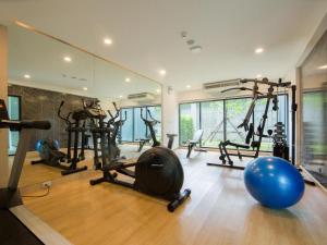 un gimnasio con varias bicicletas estáticas y un espejo grande en B2 Krabi Ao Nang Premier Resort, en Ao Nang 