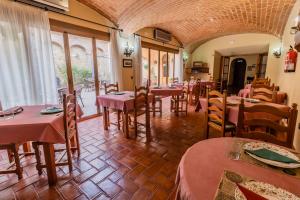 Hotel Rural La Sinforosa في ألانجي: مطعم فيه طاولات وكراسي في الغرفة