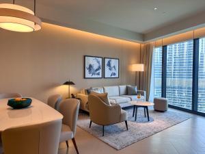 ドバイにあるAddress Residence Dubai Opera 21 by Luxstay Holiday Homesのソファとテーブルのあるリビングルーム