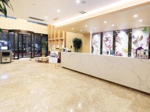 eine Lobby mit einer Rezeption in einem Gebäude in der Unterkunft GreenTree Eastern Hotel Kashgar Oid City Xiangfei Park in Kashgar