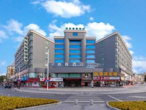 un grande edificio in una strada in una città di Gya Hotel Zhuhai International Airport New Town a Baigaonongchang