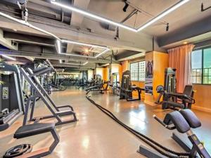 un gimnasio con varias cintas de correr y máquinas cardiovasculares en Gya Hotel Zhuhai International Airport New Town en Baigaonongchang