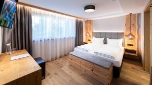 Hotel Tirol Fiss 4Sterne Superior客房内的一张或多张床位
