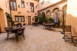a courtyard with tables and chairs in a building at Hotel Rural La Sinforosa in Alange