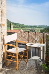 uma mesa e duas cadeiras numa varanda em Casa Zorzi em Arqua Petrarca