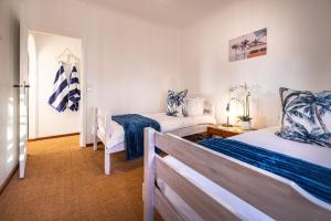 um quarto com 2 camas, uma mesa e cadeiras em Swakopmund Seafront Cottage em Swakopmund
