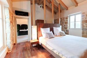 Un dormitorio con una cama grande y una ventana en Deluxe Nature Resort Galovi Dvori en Rab