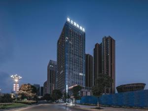 ein hohes Gebäude mit Lichtern darüber in der Unterkunft Grand Madison Jiujiang Yuexi Lake in Jiujiang