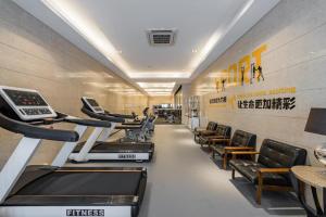 eine Reihe von Laufbändern in einem Fitnessstudio in der Unterkunft Grand Madison Jiujiang Yuexi Lake in Jiujiang