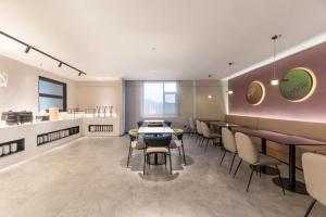 Ο χώρος του lounge ή του μπαρ στο Nihao Hotel Liyang Zhongguancun Powerise Park