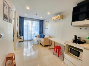 a room with a kitchen and a living room at The Urban Condo in Central Pattaya in Pattaya Central