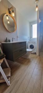 ein Badezimmer mit einem Waschbecken und einer Waschmaschine in der Unterkunft Blue Lagoon Apartment in Costa Calma