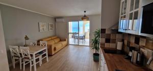 Blue Lagoon Apartment في كوستا كالما: غرفة معيشة مع أريكة وطاولة