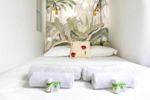una camera da letto con un letto e asciugamani di NEW - Appartement Luxeux avec Cinema et Sauna a Parigi